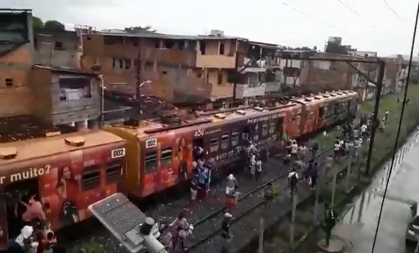 Trem sofre pane elétrico e passageiros se assustam com fumaça; assista