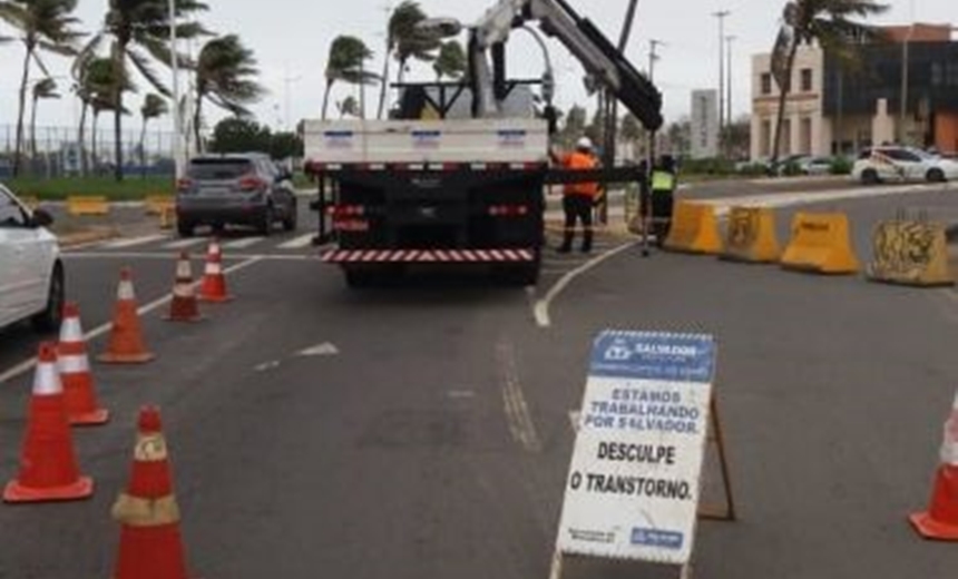 Buraco causa interdição de parte da Avenida Jorge Amado até este sábado