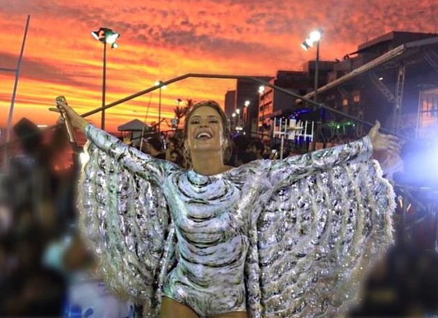 Claudia Leitte agita o Programa do Ratinho desta terça