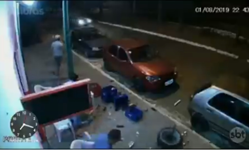 VÍDEO: pneu de carro se solta e atinge homem de muletas em Goiânia