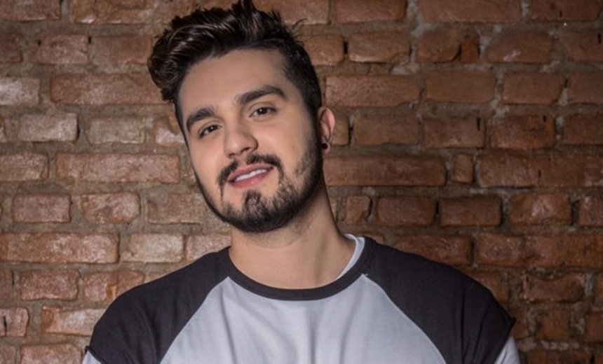 Luan Santana ganha sutiã de fã e "veste" em cima do palco durante show; veja 