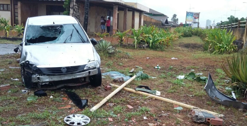 Motorista perde controle da direção, capota carro, invade residência e morre na orla de Salvador