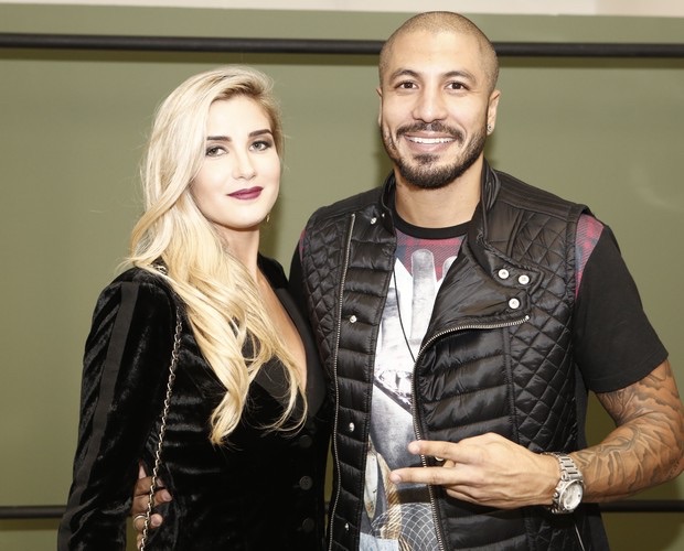 Aline e Fernando se reencontram nos bastidores da Final do BBB15