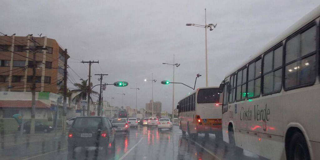 Mau tempo: chuva deixa trânsito lento em Salvador