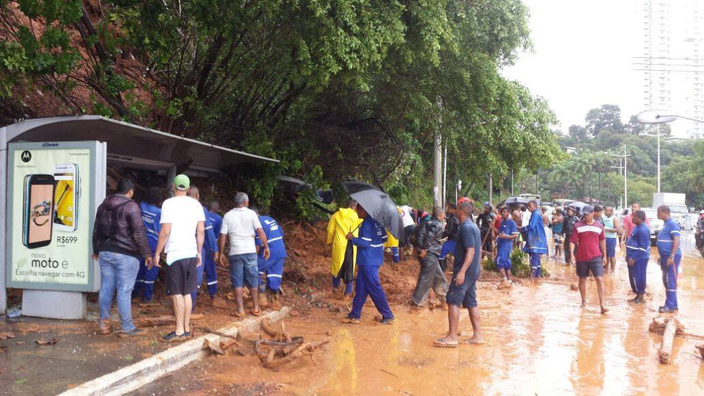 Deslizamento de terra deixa soterrados em ponto de ônibus no Rio Vermelho