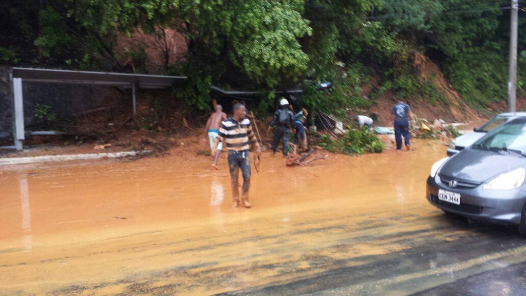 Sucom notifica proprietários de terrenos onde houve deslizamento de encosta