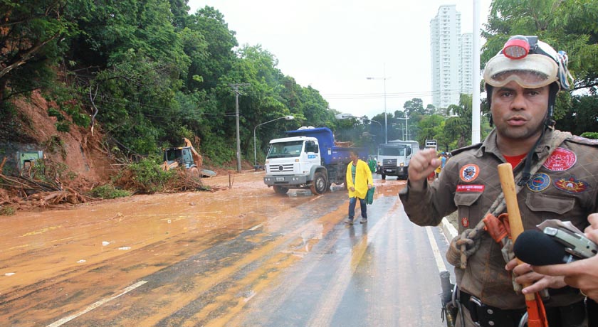 Bombeiros e Defesa Civil atendem ocorrências causadas pela chuva