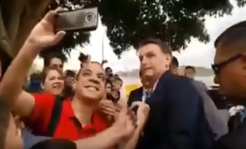 Abordado por eleitor que pediu ajuda, Bolsonaro diz: "só pelo bafo não vai ter emprego"