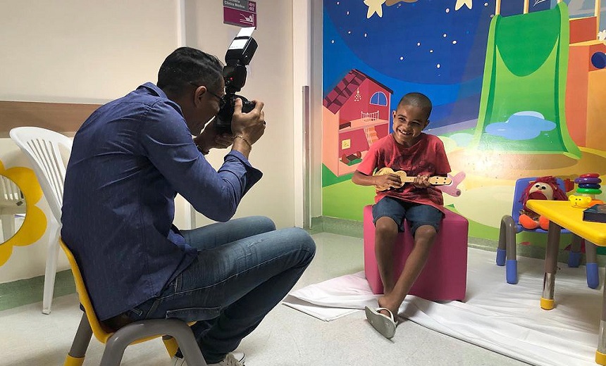 Pacientes da ala pediátrica do Hospital Roberto Santos são fotografados para exposição na Semana da Criança