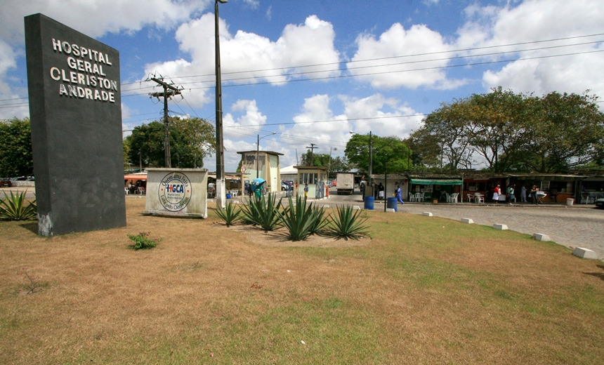 Jovem procura hospital ao ser baleado, recebe alta e é morto na porta em Feira de Santana