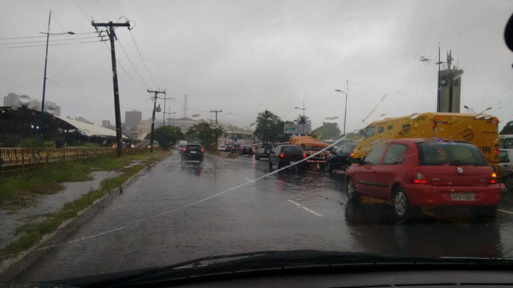 Chuva volta a castigar Salvador e causa transtornos