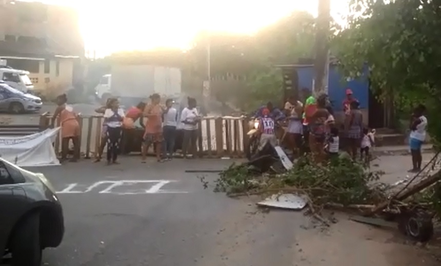 Família de jovem morto no Parque São Bartolomeu fecha via em manifestação