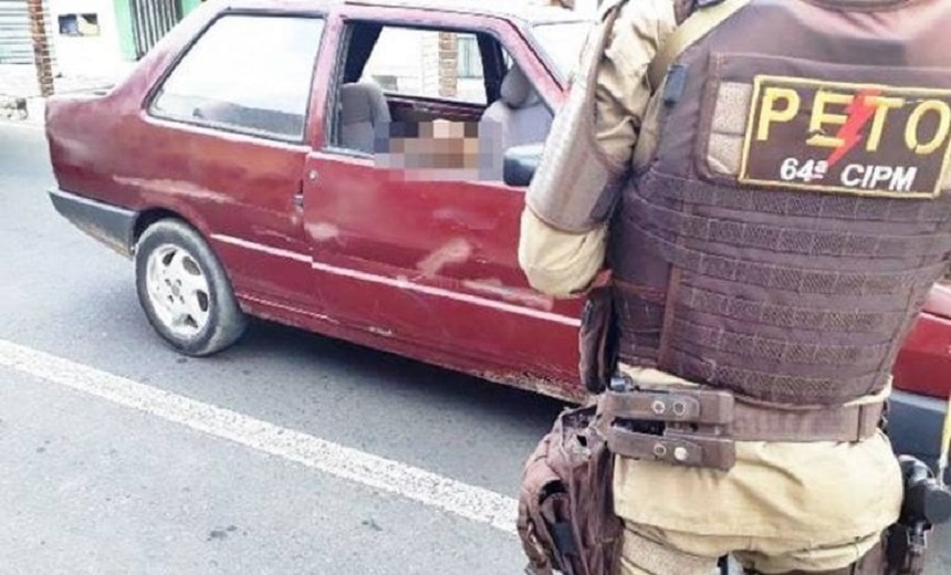 Jovem é encontrado morto dentro de carro em Feira de Santana; vítima estava com pulsos amarrados