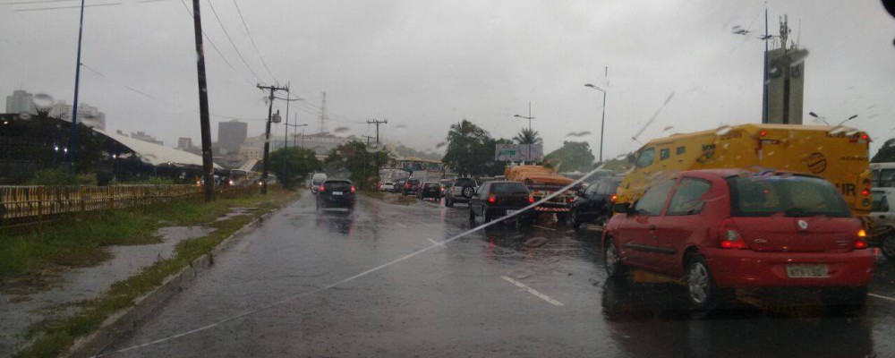 Defesa Civil recebe mais de 100 chamados; previsão é de chuva até domingo