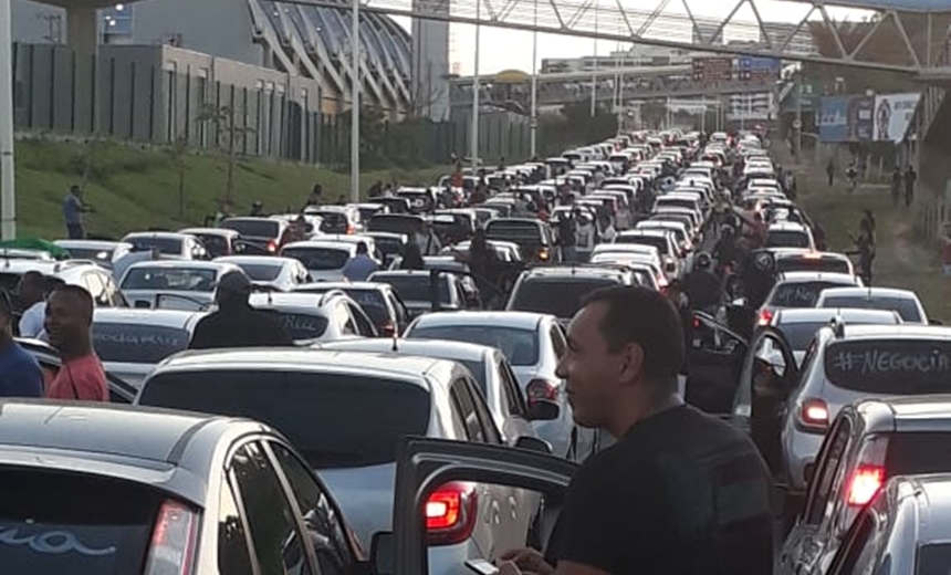 Manifestação deixa trânsito intenso e dificulta volta para casa na Avenida Paralela