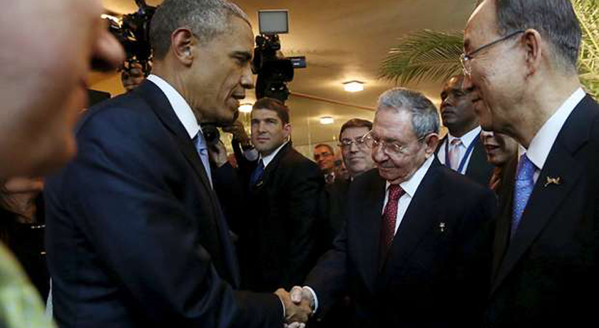 Barack Obama e Raúl Castro dão aperto de mãos histórico