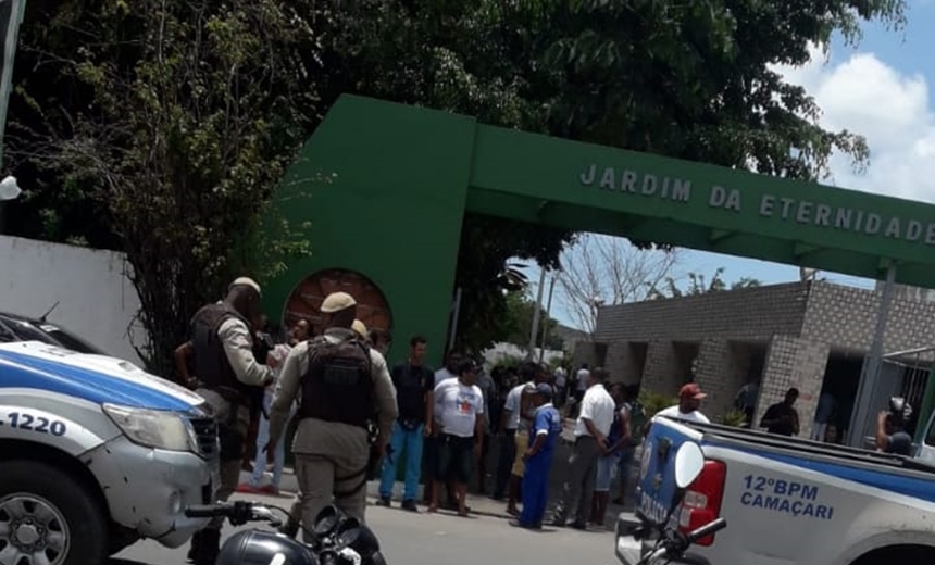 Tiroteio em enterro de cantor deixa um morto e um ferido em Camaçari; veja vídeos