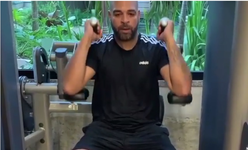 De volta?: Adriano Imperador inicia treinos em academia e seguidores brincam: "Gabigol é banco!"