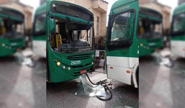 Ônibus batem de frente no final de linha da Mata Escura; veja vídeo