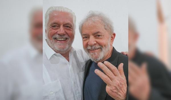 Lula é recepcionado por Wagner ao chegar em Salvador: "de volta"