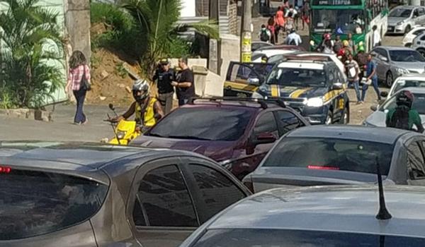 Urgente: motorista de aplicativo é morto e dupla de suspeitos é baleada durante perseguição policial no Jardim Santo Inácio 