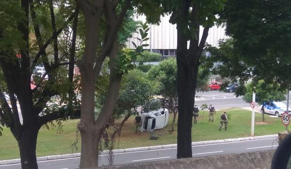 Ciclista fica ferido e um homem morre após fuga de bandidos em um carro em Nazaré