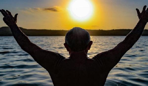 Após deixar prisão, Lula comemora liberdade com foto em praia na Bahia