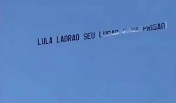 "Lula ladrão": avião sobrevoa praia com dizeres contra o ex-presidente; assista 