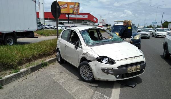 Motorista perde controle de direção e carro capota na BR 324