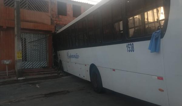 Vídeo: motorista perde controle da direção e ônibus invade casa em Camaçari