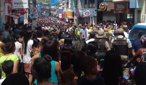 Enterro de mulher e criança atropeladas por caçamba mobiliza Nazaré; assista