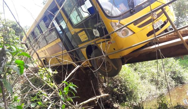 Vídeo! Ônibus escolar quase despenca de ponte de madeira na Bahia; "superlotado"