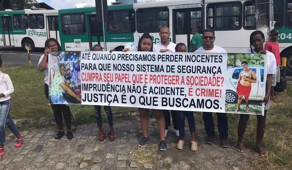 Familiares e amigos de adolescente morto em ação da PRF fazem protesto