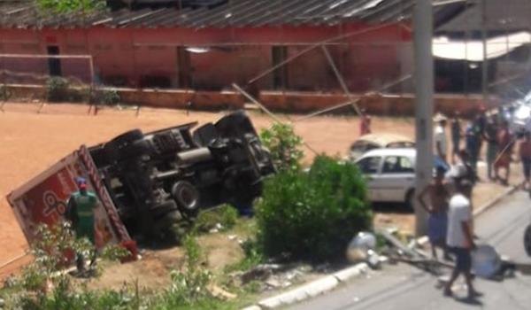 Caminhão carregado de refrigerante tomba dentro de campo na Santa Cruz