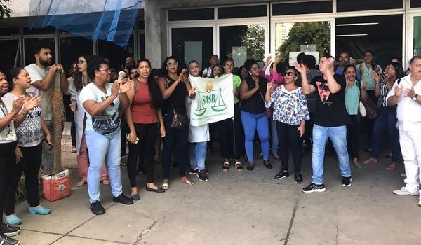 Com salários atrasados, servidores fazem protesto em hospital público da Bahia