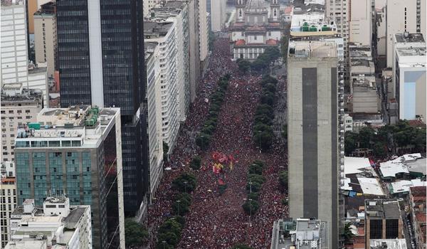 Torcedores fazem festa para receber jogadores do Flamengo no Rio de Janeiro