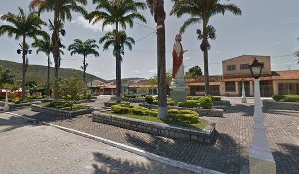 Mulher é presa após matar a própria irmã em praça pública por causa de dívidas na Bahia