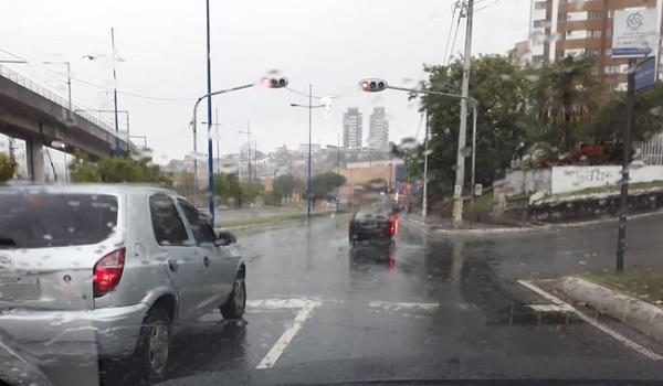 Chuva intensa deixa vias alagadas em diversos pontos de Salvador