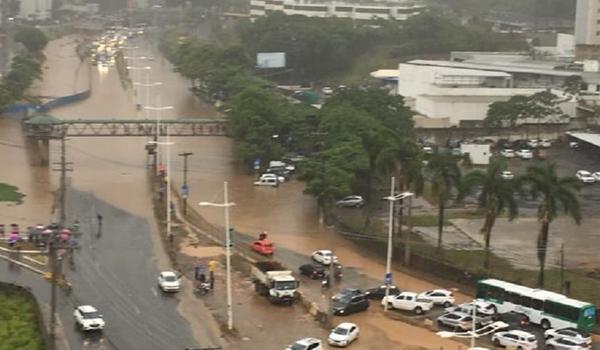 Inundada, Avenida ACM tem trânsito complicado nesta terça-feira; veja vídeos