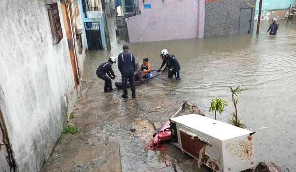 MINUTO A MINUTO: chuva causa alagamentos e caos em Salvador; acompanhe 