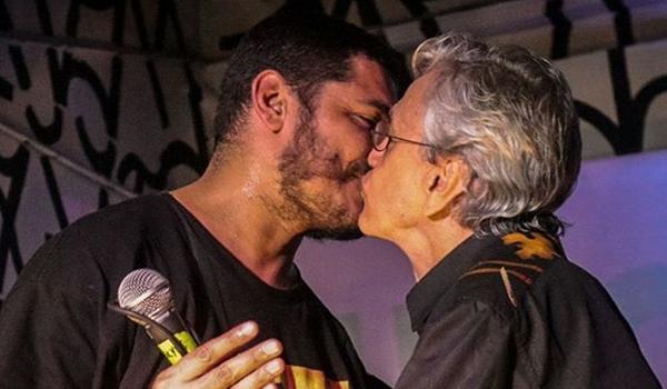 Caetano Veloso beija Criolo em público e artistas comentam: ?o beijo mais lindo do ano?