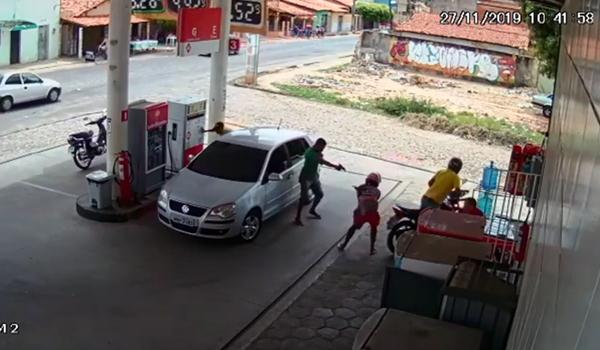 Cliente reage a assalto e mata criminoso em posto de gasolina; assista