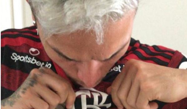 Destaque do Bahia, Artur tem foto beijando escudo do Flamengo vazada nas redes sociais 