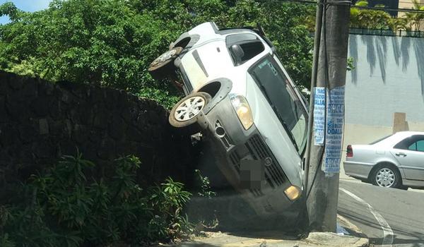 "Estranho, hein!?": carro fica preso entre muro e poste no Horto Florestal