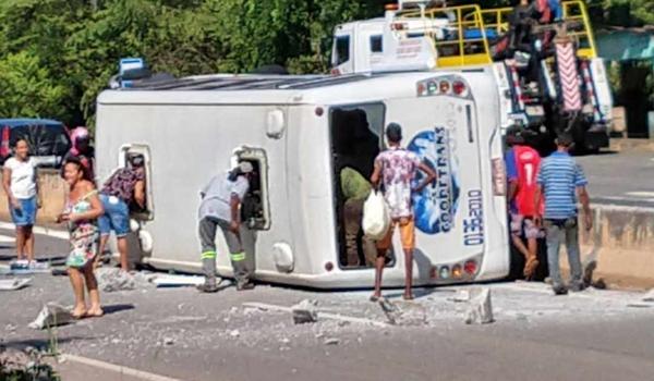 Ônibus tomba e quatro pessoas ficam feridas em Camaçari; veja vídeo