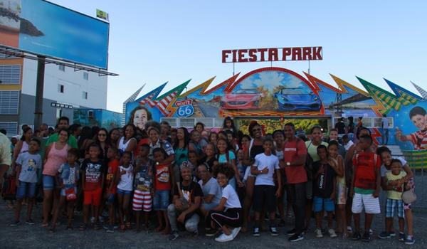 Moradores de Santa Cruz ganham passeio gratuito para parque em Salvador; veja fotos