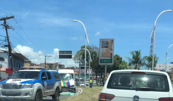 Ciclista morre após acidente com carro em Itapuã