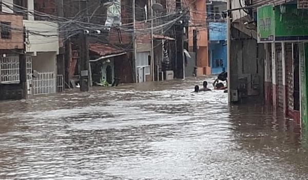 Quase mil famílias afetadas pela chuva em Salvador receberam auxílios da gestão municipal