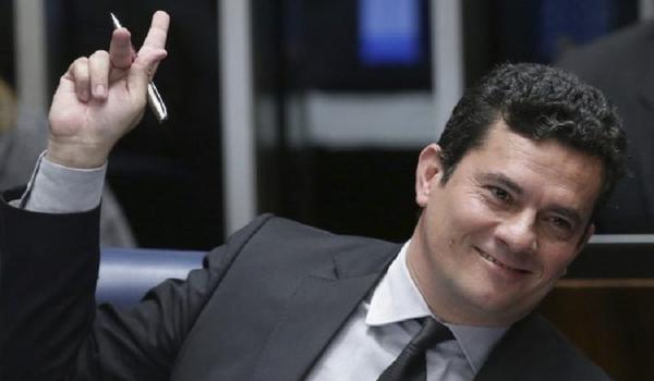 Ministro Sérgio Moro comemora aprovação do pacote anticrime na Câmara