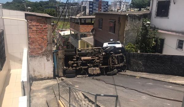 Caminhão de lixo tomba e bloqueia rua em Salvador